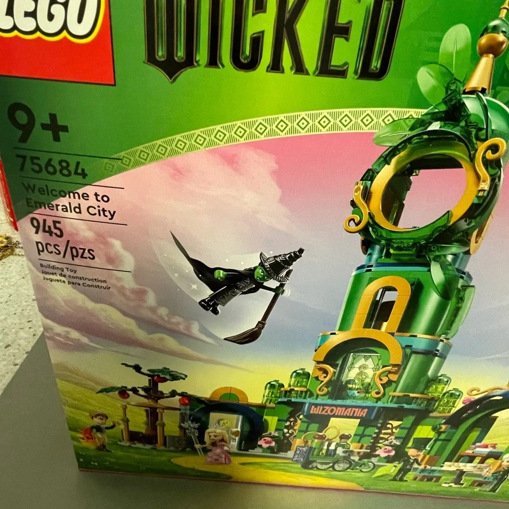 LEGO Wicked WelcomeTo Emerald City 75684 945Pcs 9+ Playset - Green/Gold/Pink NIB - Picture 8 of 13